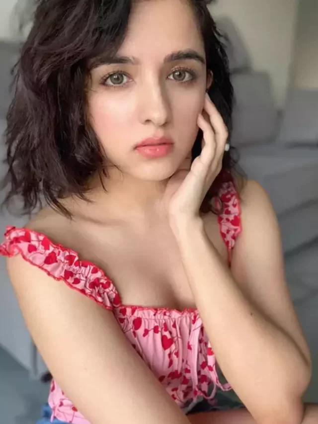 Shirley Setia Share her pretty photos
